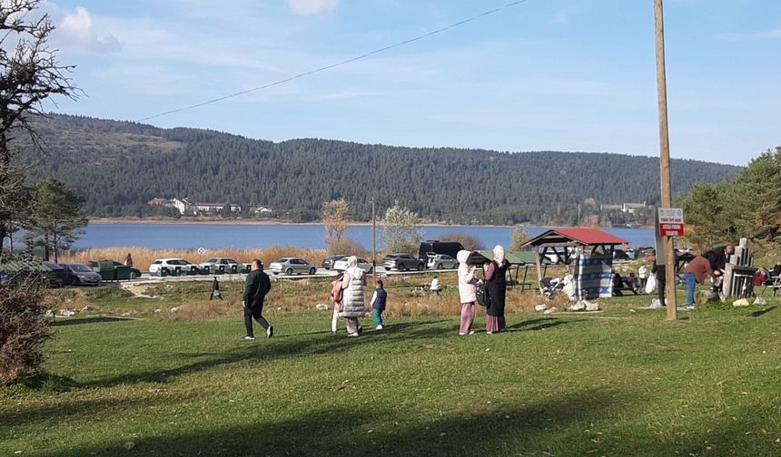 Bolu’nun doğa harikası Abant’ta ziyaretçiler akın etti