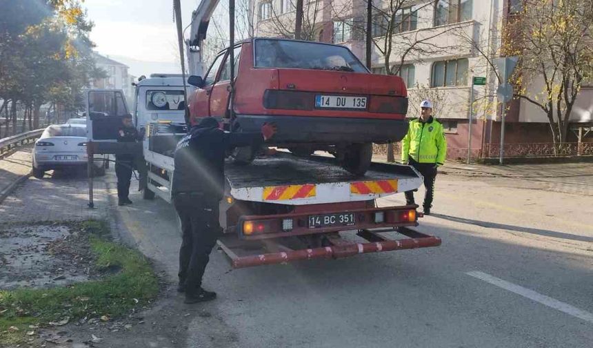Bolu’da uzun süredir park halindeki hurda araçlar toplanıyor