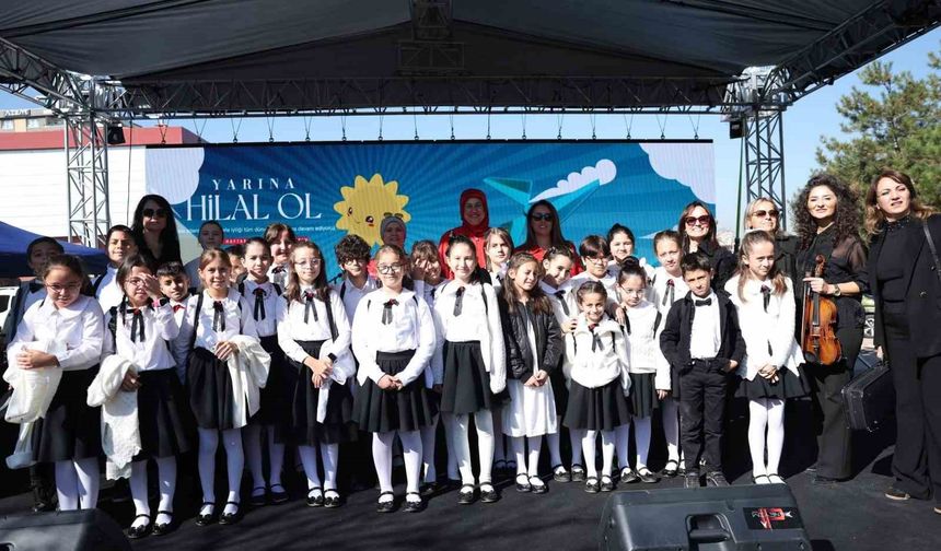 Miniklerin keman gösterisi