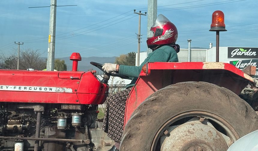 Motosiklet kaskıyla traktör kullanan kadın, sosyal medyada büyük beğeni topladı