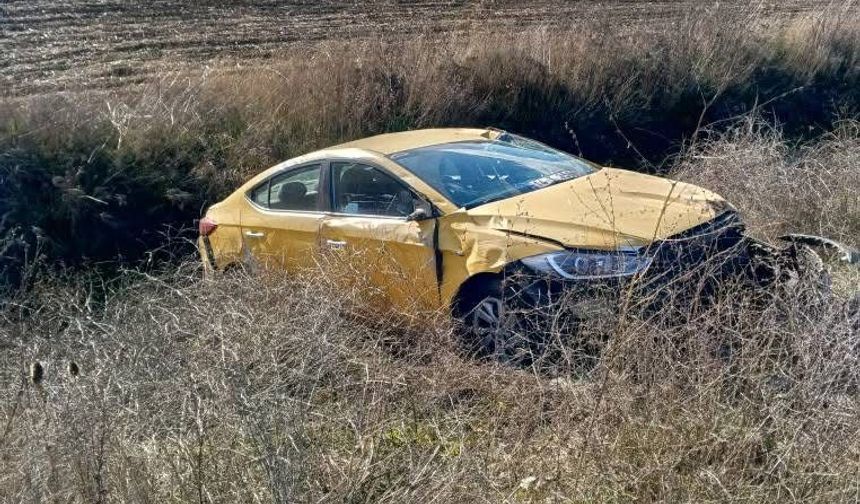 Ticari taksi tarlaya uçtu