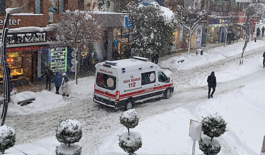 Bolu’da bir ambulansın karla imtihanı kamerada