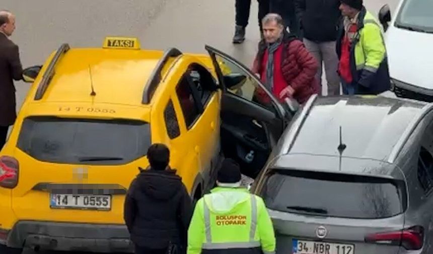 Park halindeki aracın açılan kapısına taksi çarptı