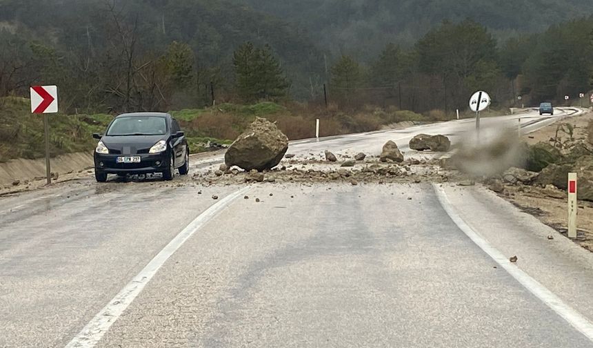 Bolu’da dağdan kopan kayalar yola indi