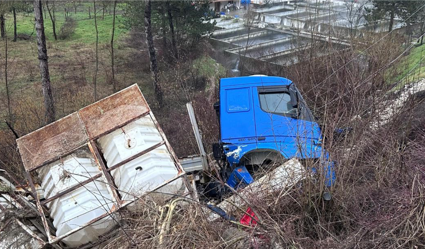 Bolu’da tır şarampole devrildi, elektrik direği zarar gördü