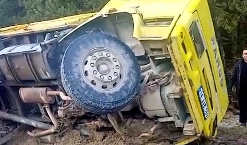 Bolu'da lastiği patlayan hafriyat kamyonu devrildi: 1 yaralı