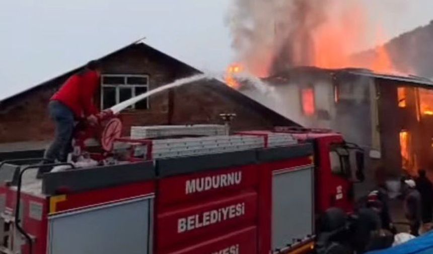 Mudurnu’da İki Katlı Ev Yangında Kullanılamaz Hale Geldi