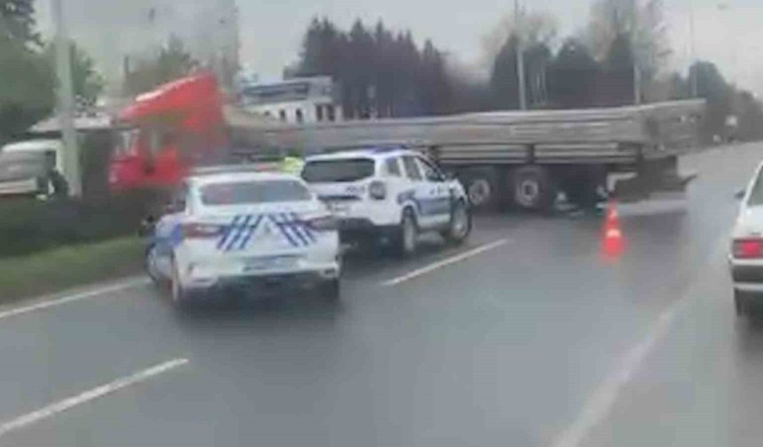 Bolu’da Tır Makasladı, D-100 Felç Oldu