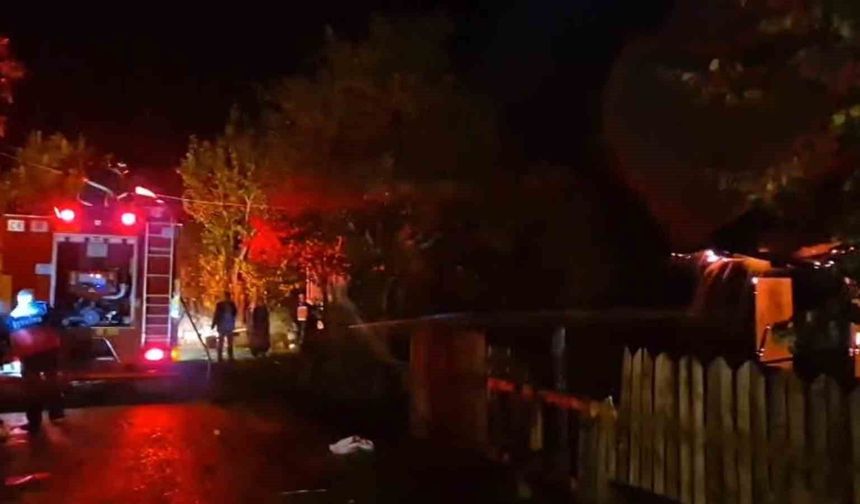 Bolu’da yıldırım dehşeti! Ev alevlere teslim oldu
